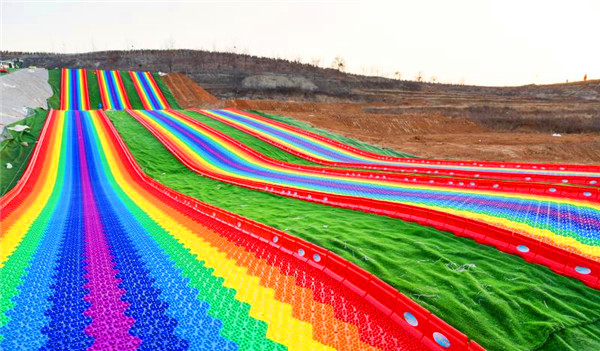 户外彩虹滑道是一项适合四季经营的网红项目！